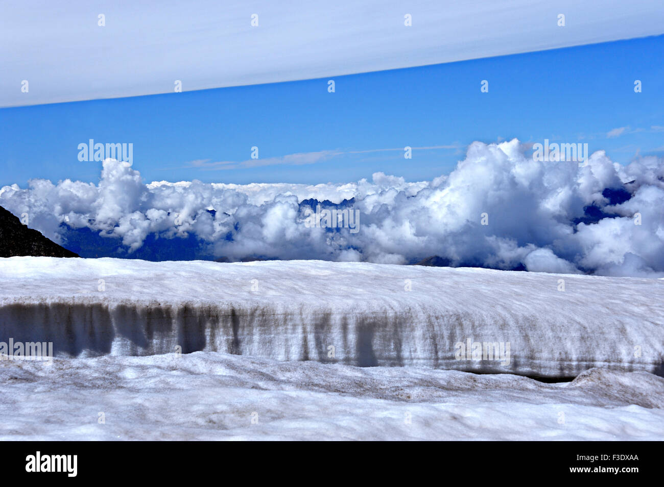 Vista sul ghiacciaio con meteo front di diversi strati, nubi sul cielo blu, cirrostratus nuvole sopra, sulle Alpi francesi, Francia Foto Stock