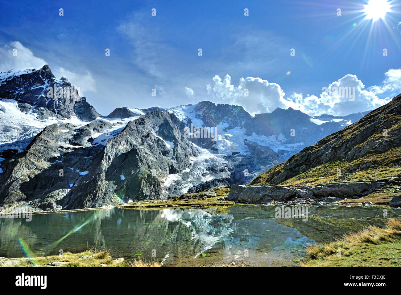 Vista panoramica con la riflessione dei ghiacciai della Meije alla Grave in un lago artificiale a mezza altezza, sulle Alpi francesi, Francia Foto Stock