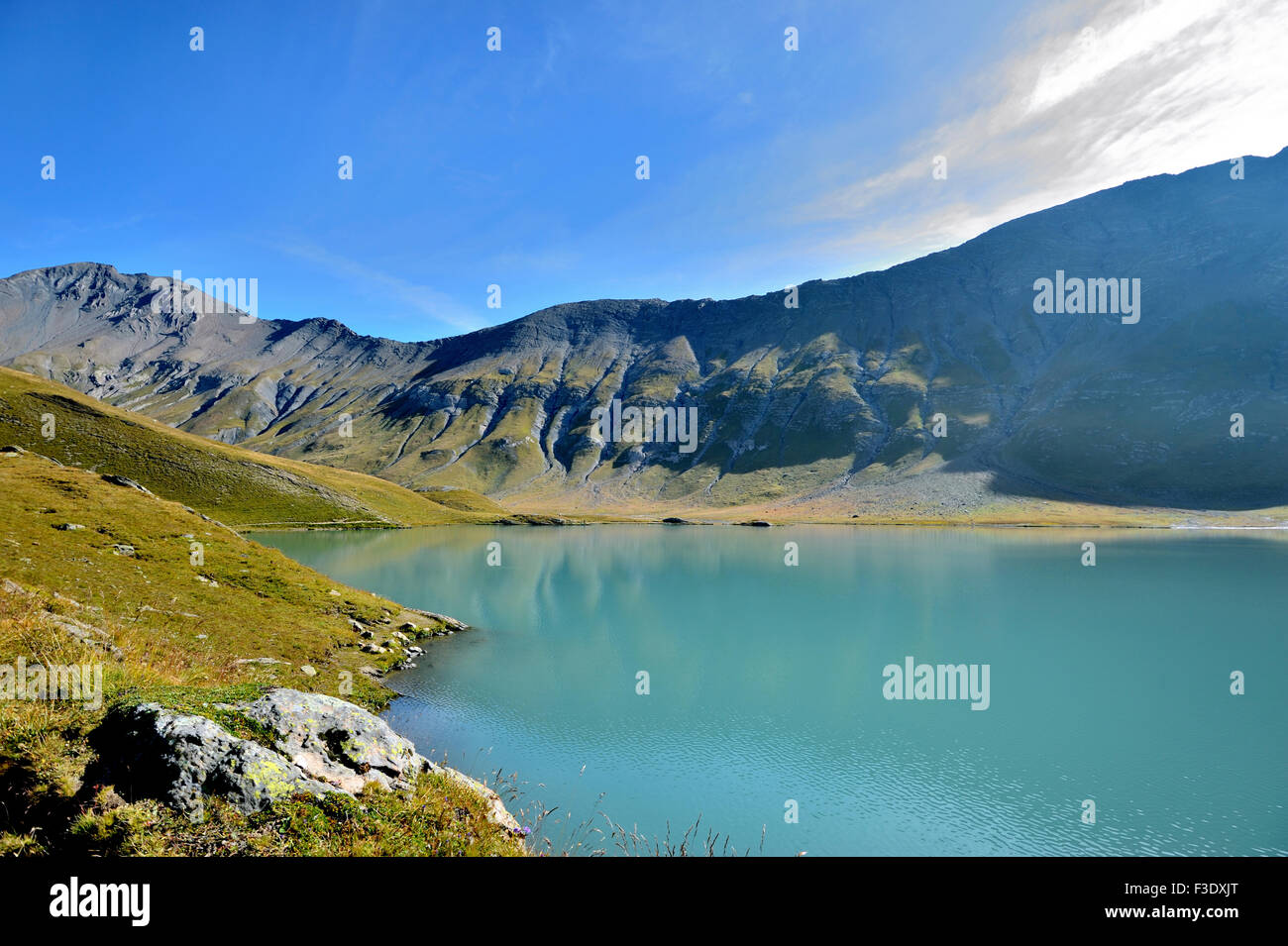 Lac Goléon appare in deep color turchese con la prima luce del sole di mattina presto, sulle Alpi francesi, Francia Foto Stock