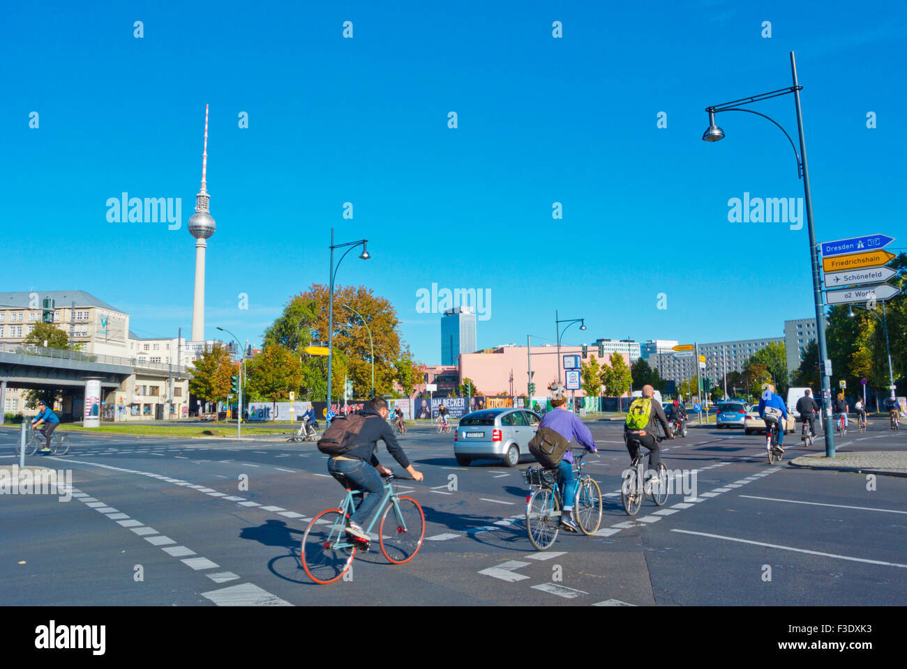 Giunzione di Alexanderstrasse e Holzmarktstrasse, Friedrichshain di Berlino, Germania Foto Stock