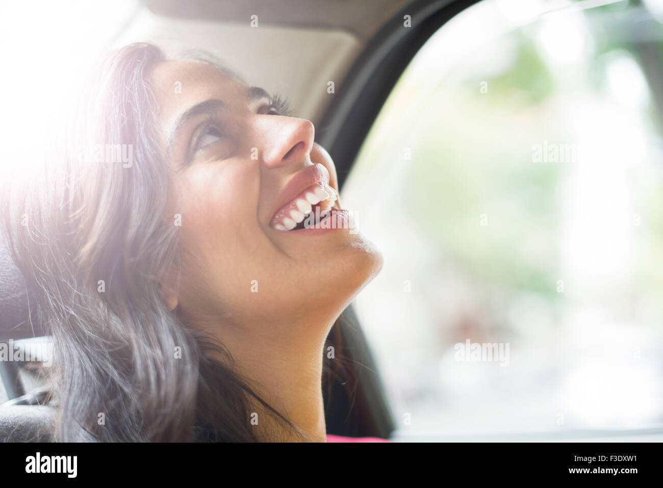 Donna che ride in auto, ritratto Foto Stock
