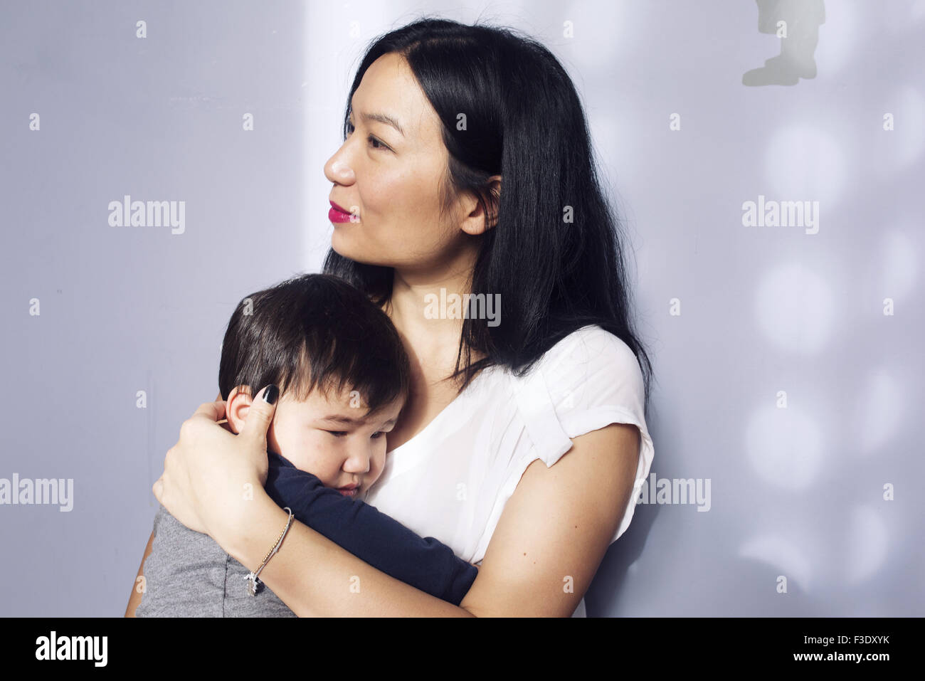 Madre abbracciando giovane figlio Foto Stock