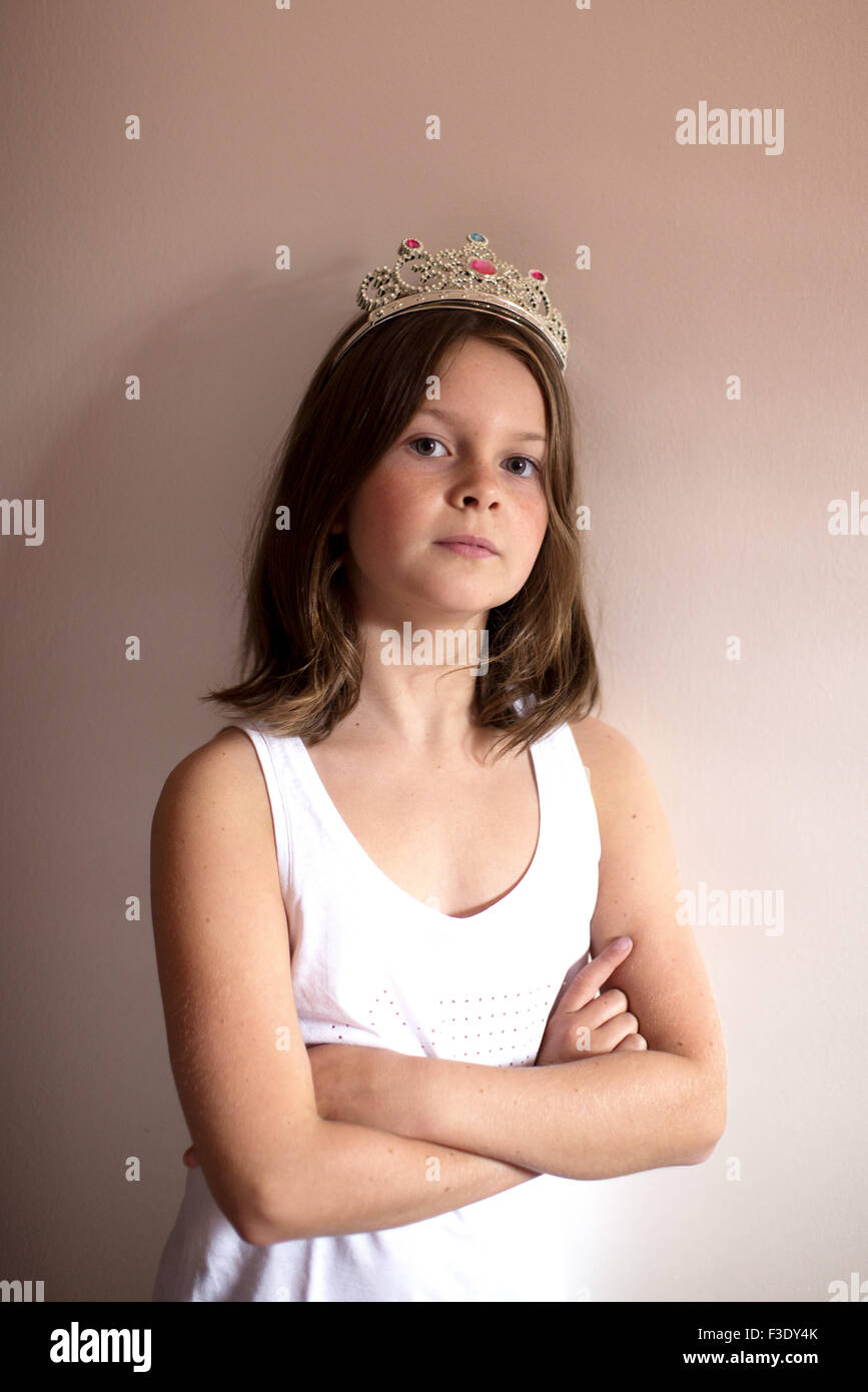 Ragazza che indossa tiara con altero espressione sul viso Foto Stock