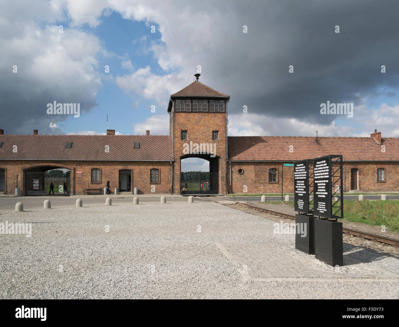 Ingresso al ex campo di concentramento di Auschwitz-Birkenau Memorial e Museo Oświęcim Polonia dove migliaia di ebrei furono assassinati dai Nazisti tedeschi Foto Stock