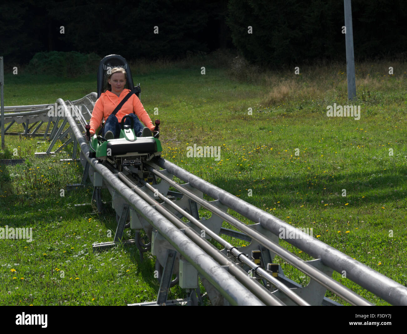 Giovane ragazza Wiegand sulla pista di slittino estivo a Czarna Gora Ski Resort Polonia migliore rated ski resort in Polonia popolari attività di autunno Foto Stock