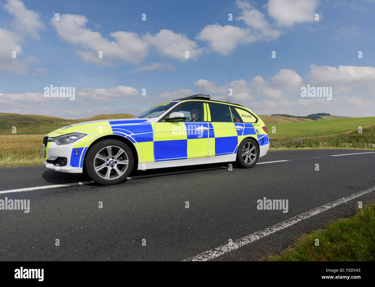 Polizia Patrol Auto in azione - polizia auto accelerare on una strada di campagna Foto Stock