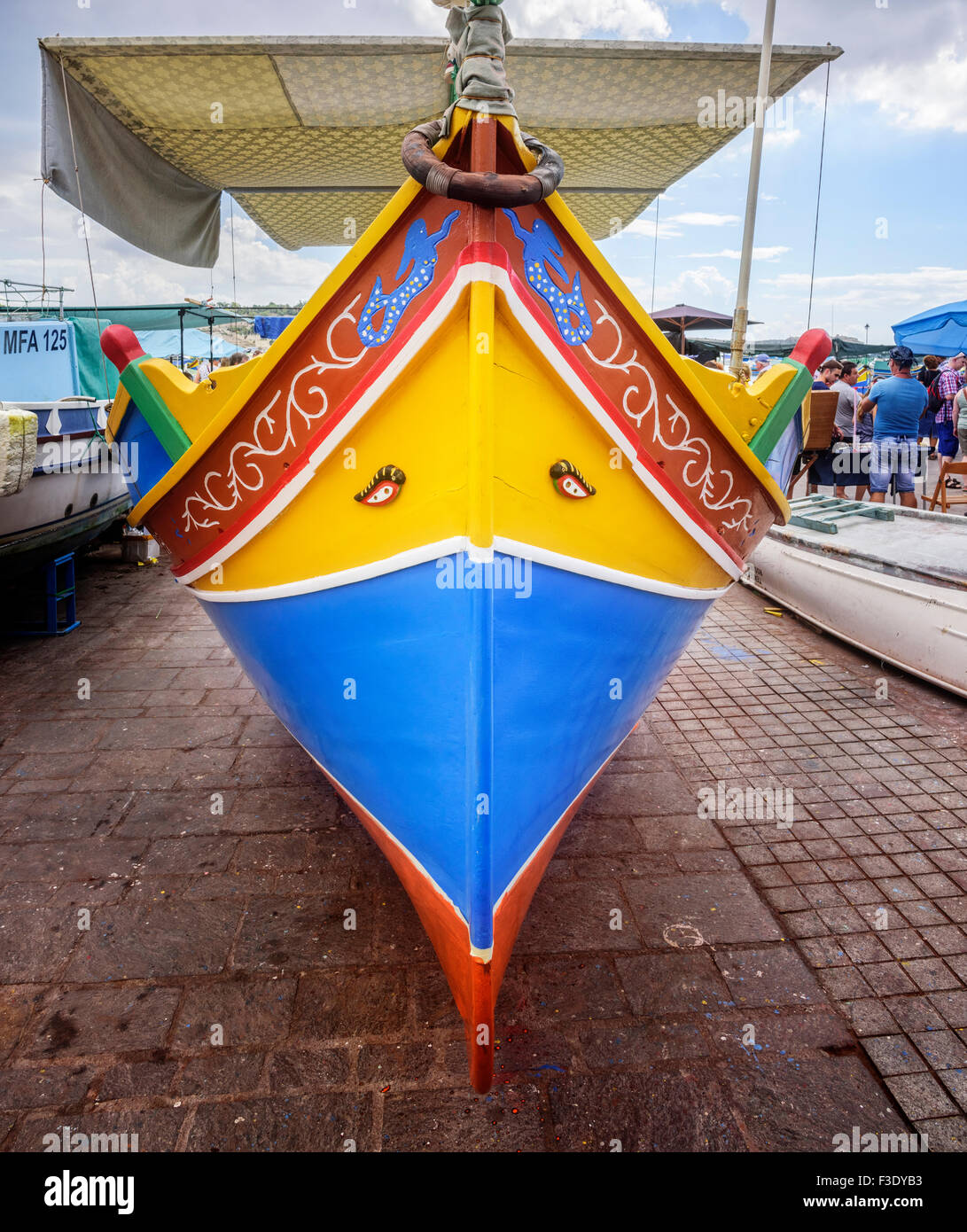 Barche colorate chiamato Luzzus di Marsaxlokk. Un luzzu è un tradizionale colorate barche da pesca Foto Stock