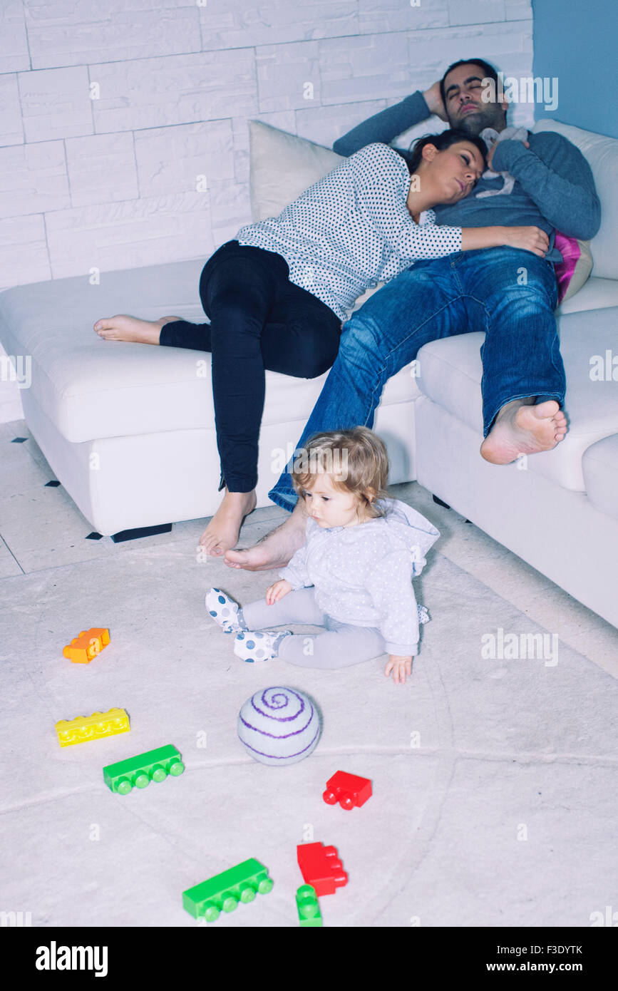 Father asleep on sofa immagini e fotografie stock ad alta risoluzione -  Alamy