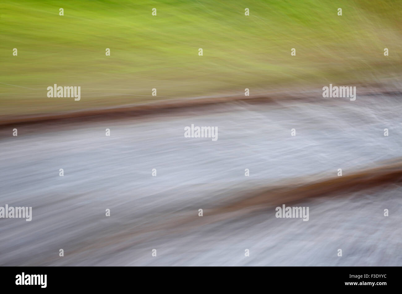 Verso il basso sulle vie - una violazione intenzionale di movimento della telecamera in astratto Ravenstor stazione in Wirksworth, Derbyshire Foto Stock