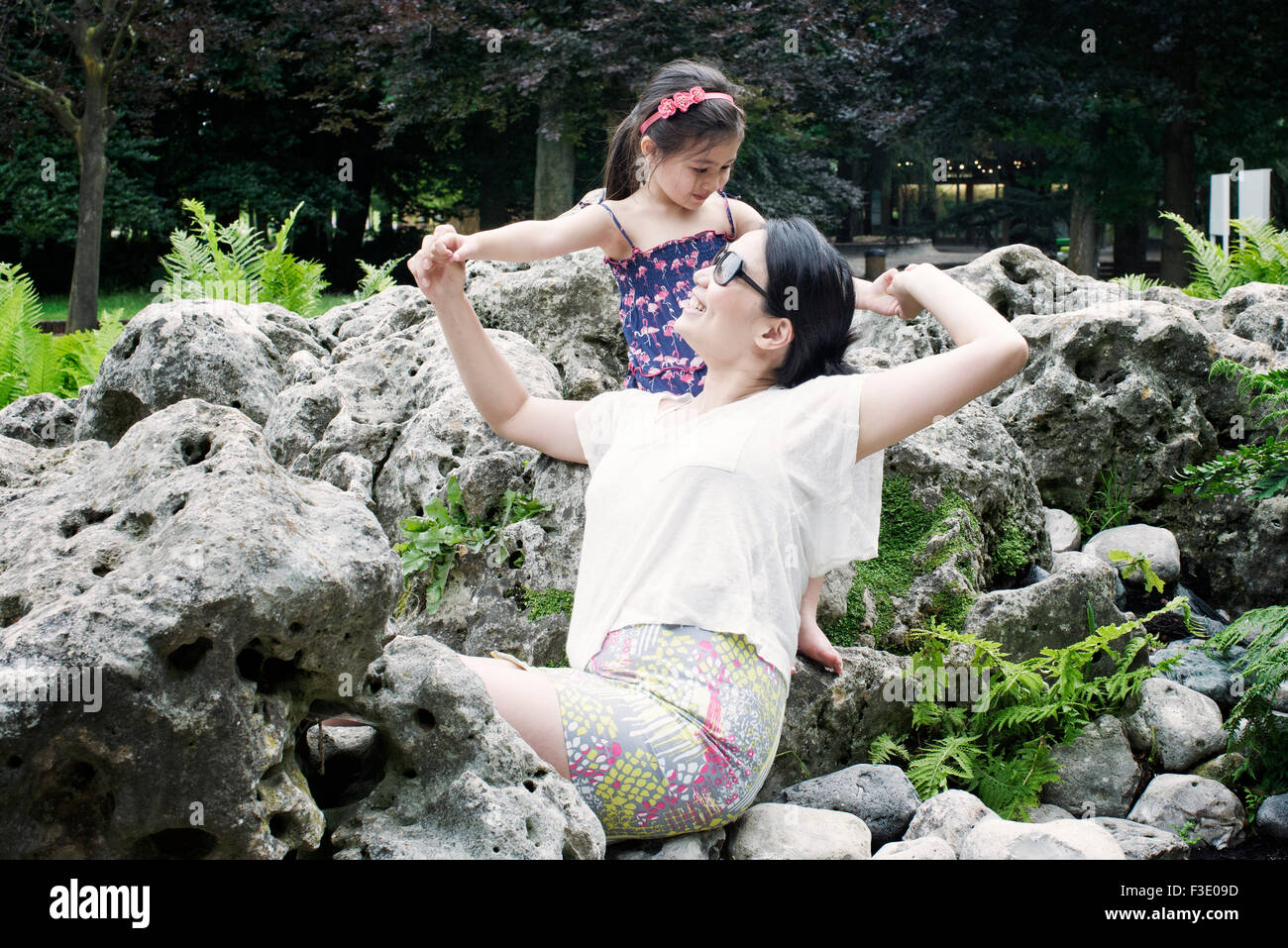 Madre e figlia insieme in giardino di roccia Foto Stock