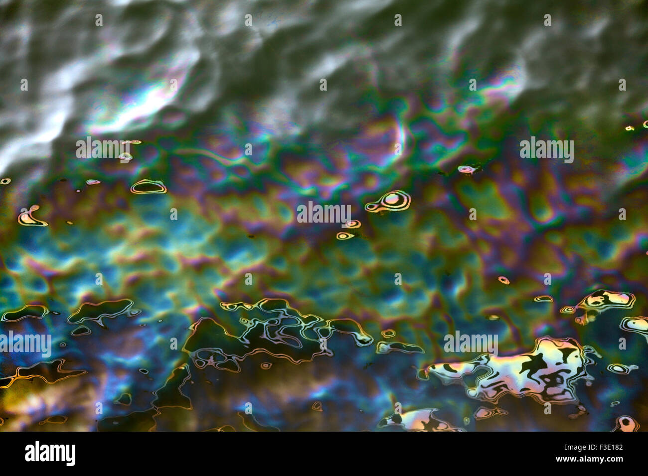Industria Slick olio fuoriuscita di carburante di inquinamento delle acque Foto Stock