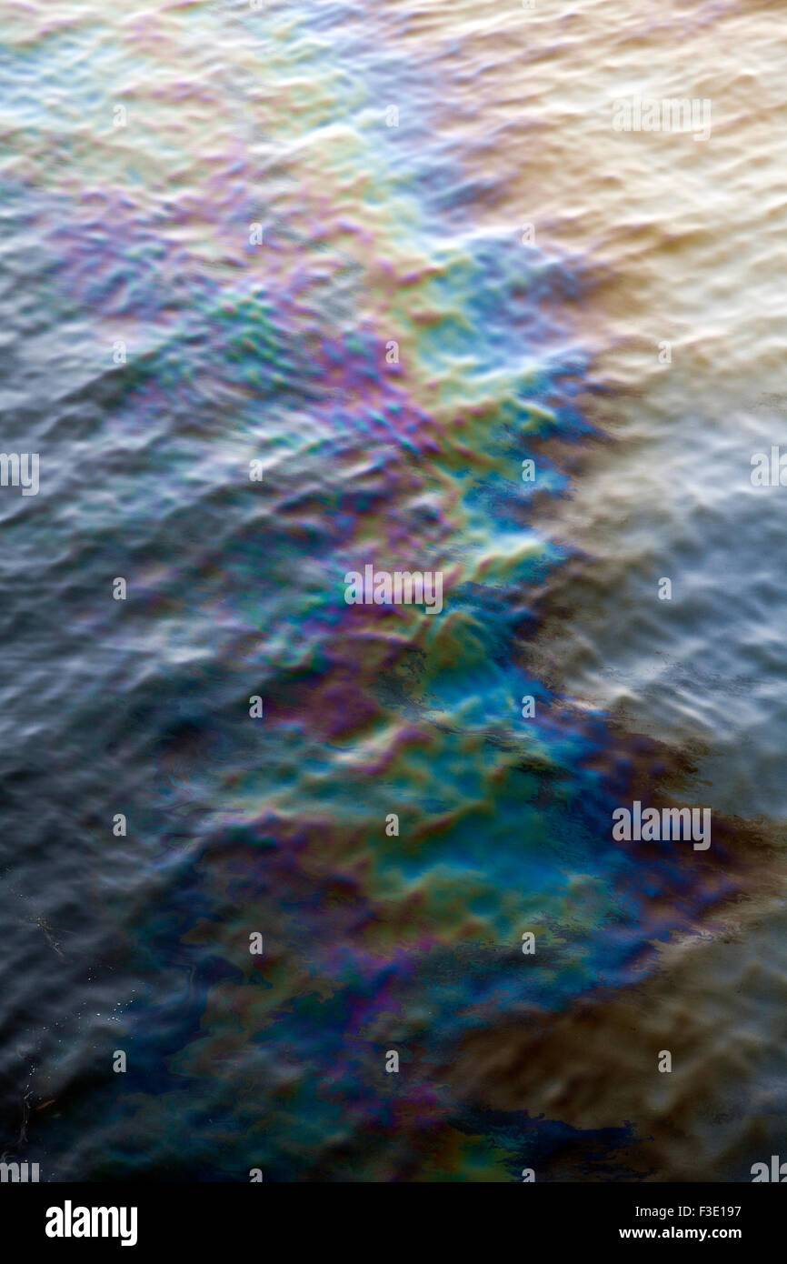 Industria Slick olio fuoriuscita di carburante di inquinamento delle acque Foto Stock