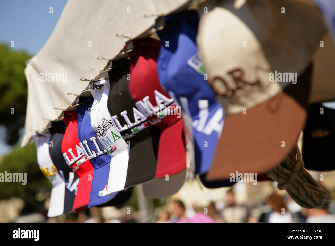 Ricordo i cappelli da baseball per la vendita in Italia a Roma. Foto Stock