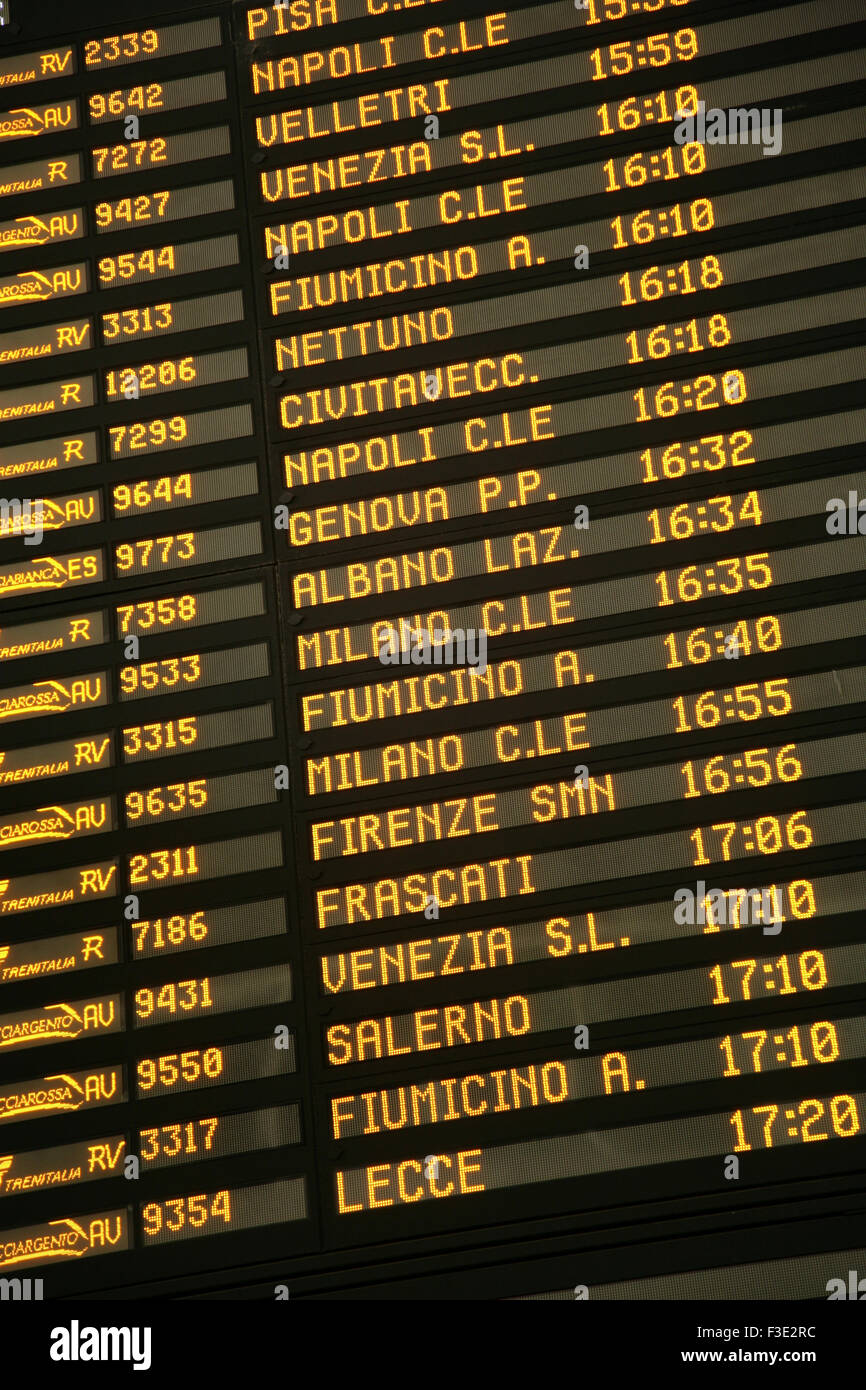 Treno informazioni scheda, la stazione ferroviaria di Roma Termini, Italia. Foto Stock