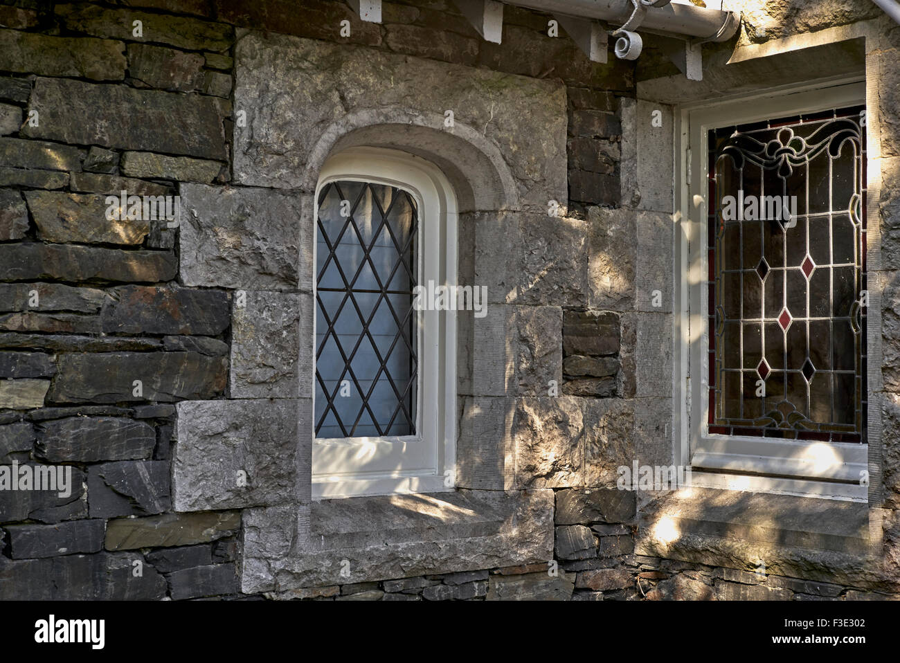 Cottage UK. Finestra con piombo dettaglio di una casa in pietra. Cumbria Inghilterra Regno Unito Foto Stock