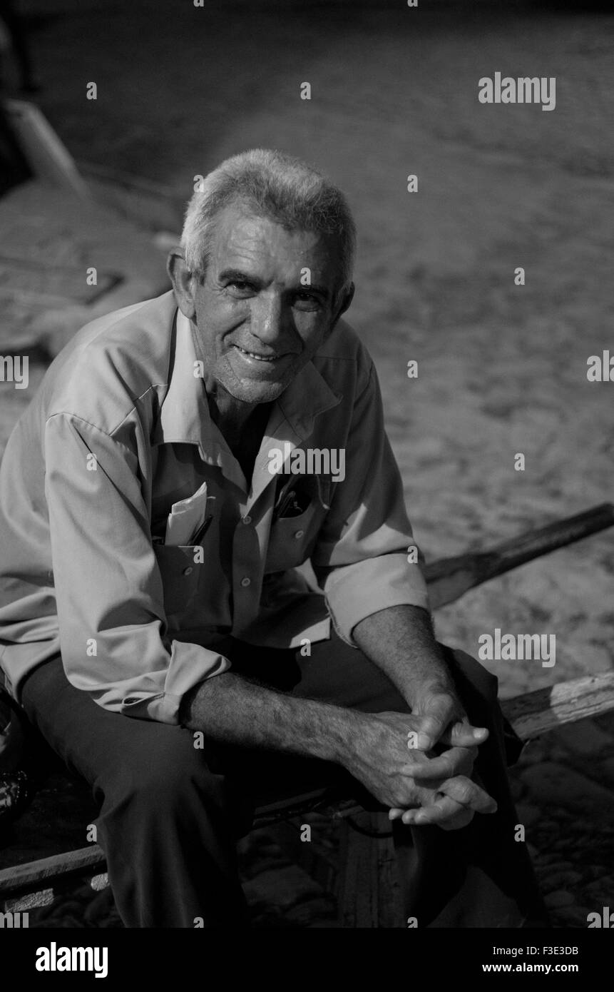 In bianco e nero ritratto di un elegantemente vestito uomo locale è sempre sorridente in strada in Trinidad, una città del centro di Cuba. Foto Stock