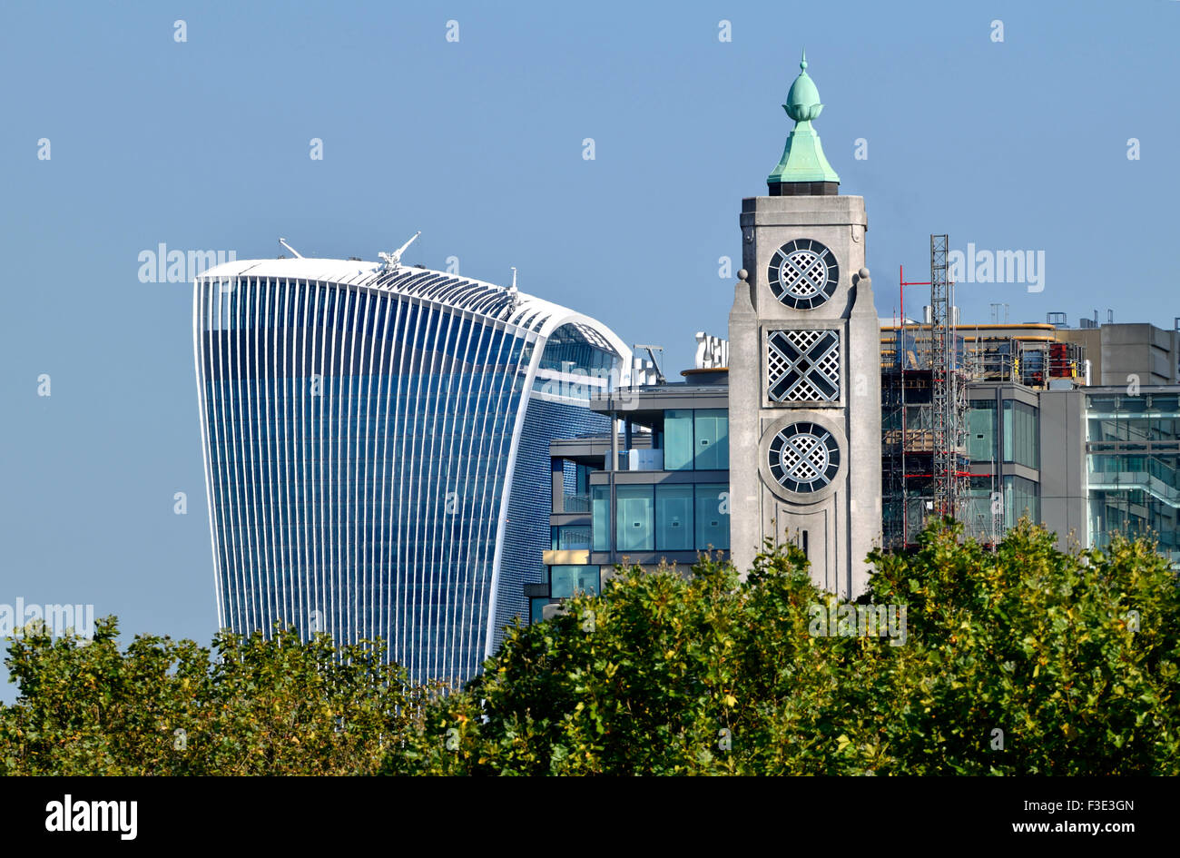 Londra, Inghilterra, Regno Unito. La OXO Tower (19thC / ricostruito in stile Art Deco - Albert Moore, 1928/1929) e "l' Walkie-Talkie (2014).... Foto Stock