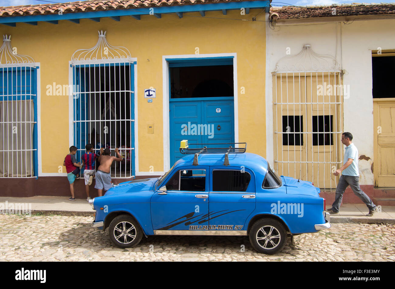Auto Blu, le case tradizionali in Trinidad, una città del centro di Cuba si trova nella provincia di Sancti Spiritus Foto Stock