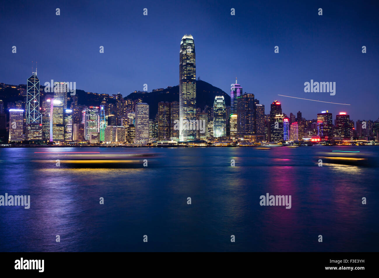 Regione Amministrativa Speciale di Hong Kong, Hong Kong - 23 February, 2014: scena notturna di Hong Kong Island, vista da Tsim Sha Tsui Promenade, Kowloon Foto Stock