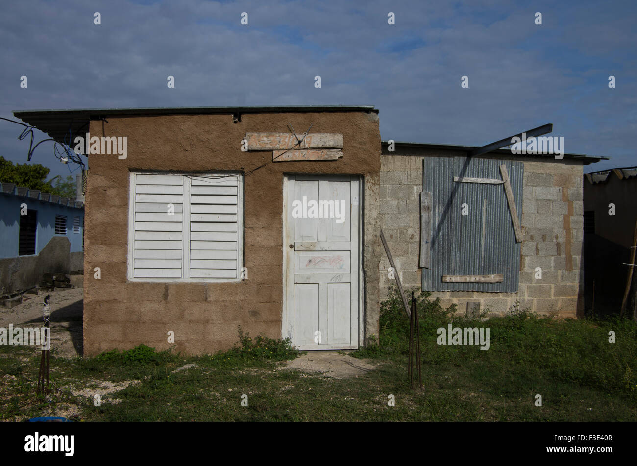 Cemento e blocco di scorie home bianco con persiane in Playa Larga sull isola di Cuba con un cielo blu Foto Stock