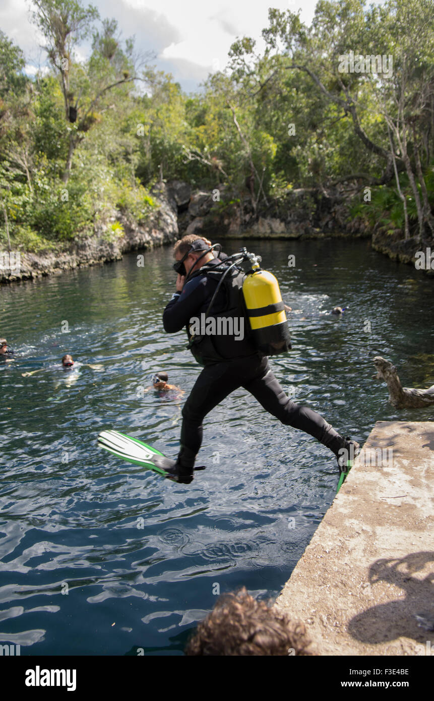 Immersioni Scuba diving in un cenote sull isola di Cuba Foto Stock