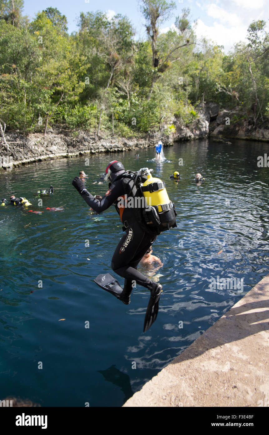 Immersioni Scuba diving in un cenote sull isola di Cuba Foto Stock