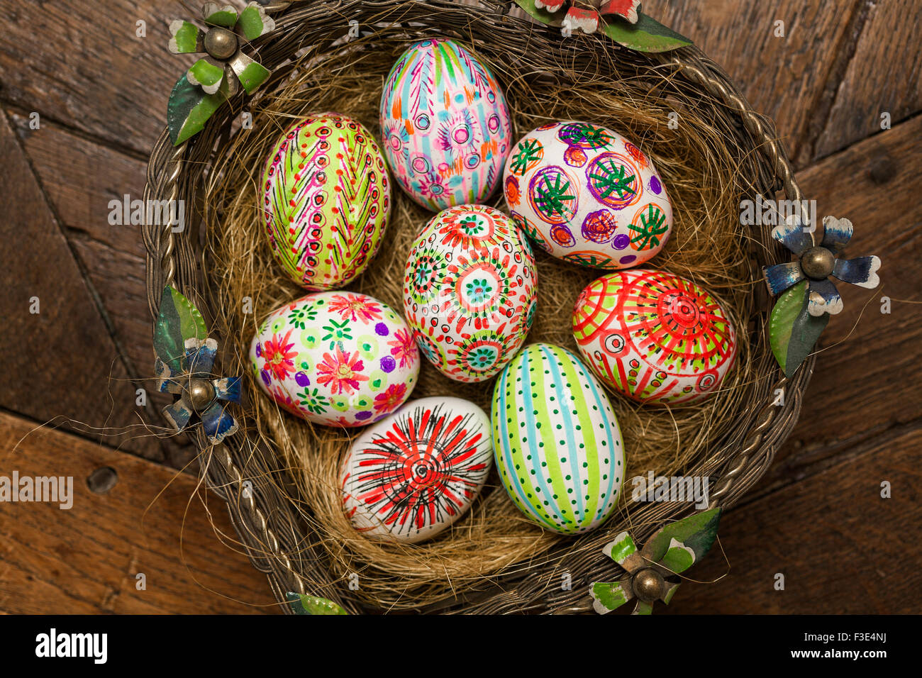 Dipinto a mano colorate le uova di Pasqua su rustiche tavole di legno Foto Stock