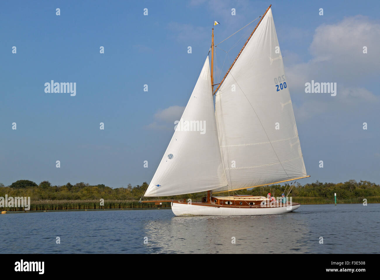 Gaff tradizionale-truccate Broads yacht a vela su Barton ampia, Norfolk Broads National Park Foto Stock