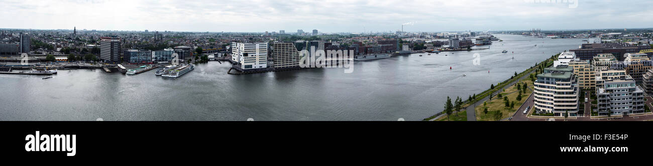 Cucitura di panorama del centro cittadino di Amsterdam, il porto e il Noordzeekanaal (Mare del Nord Canal) Visualizzazione in direzione ovest, girato da un grattacielo. Foto Stock