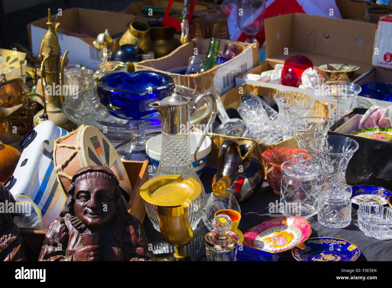 British antiquariato e knick knacks collocato su un tavolo Foto Stock