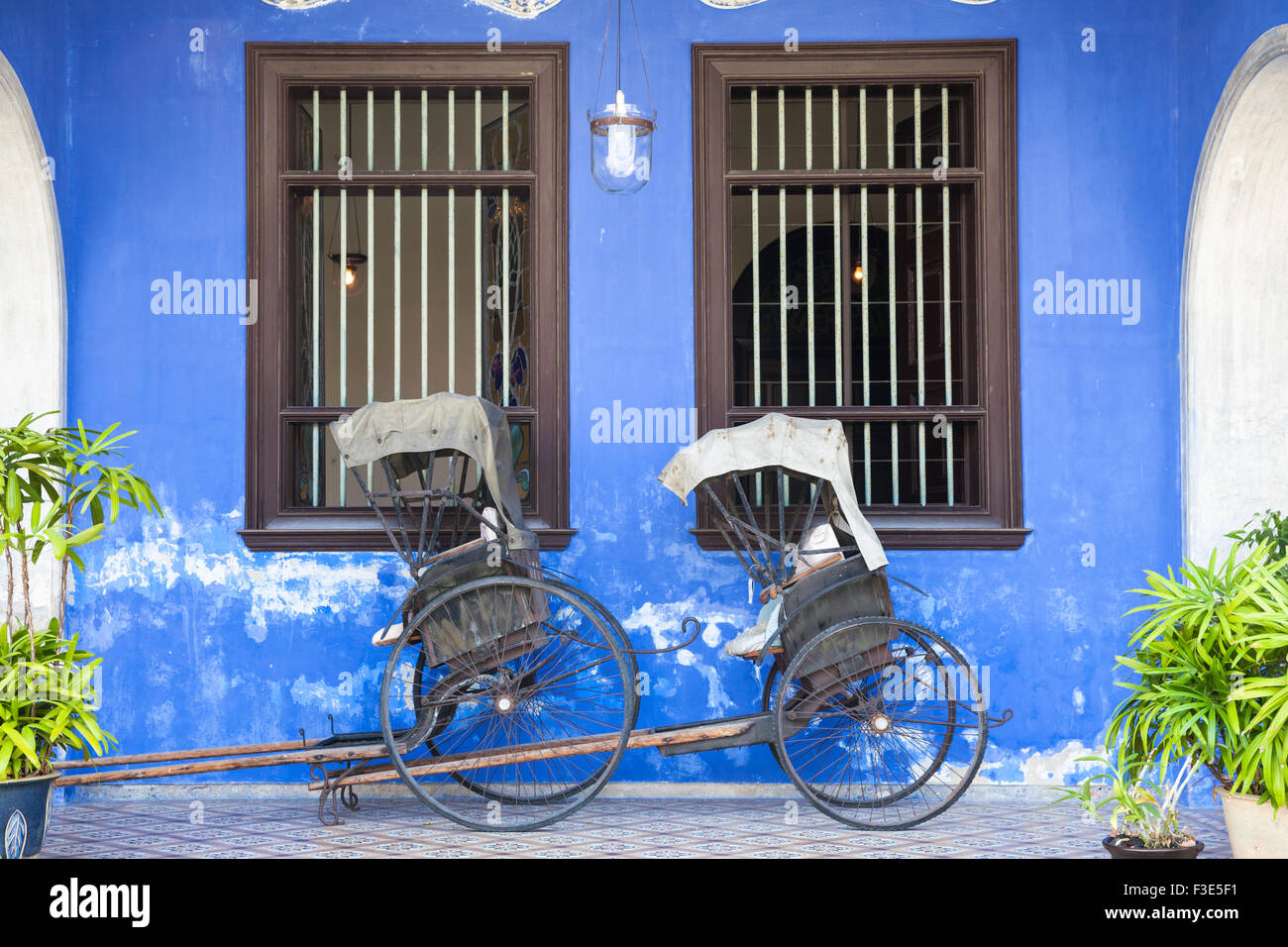 Georgetown, Malesia - 04 August, 2014: vecchi rickshaw triciclo vicino Fatt Tze Mansion o Residenza Blu Foto Stock