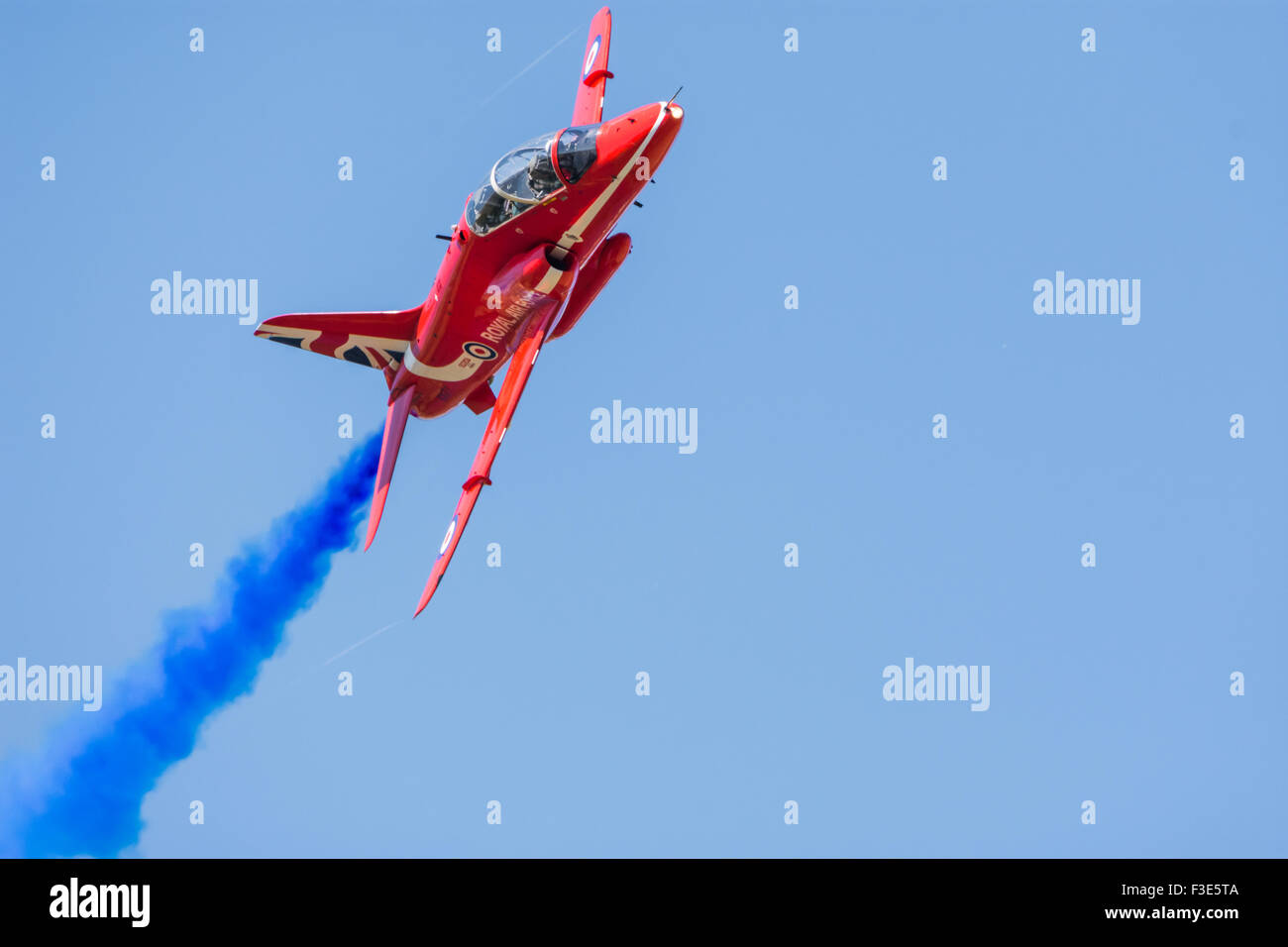 Hawk T1 Freccia Rossa fumo blu Fairford 2015 Foto Stock