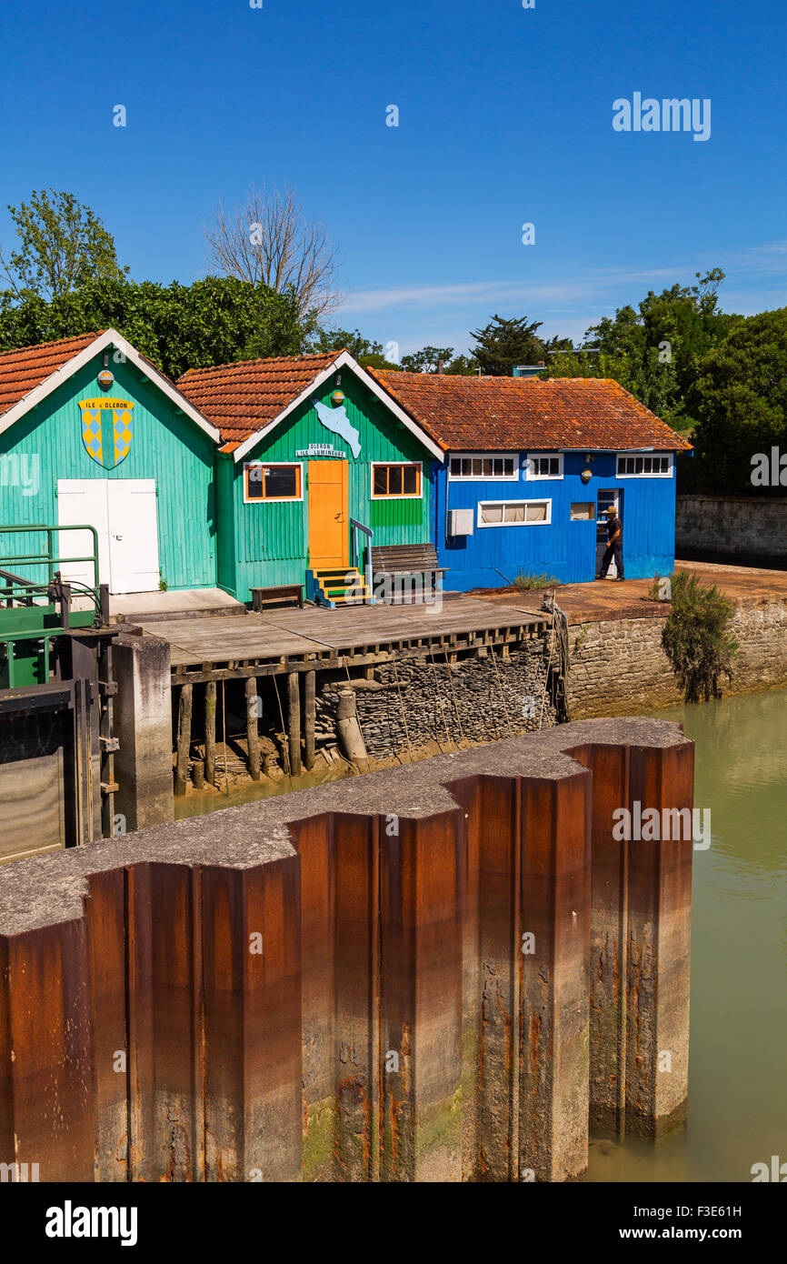 Cabine colorate ostricoltori harbour Le Chateau d'Oleron Island d'Oléron Poitou - Charentes Charente Maritime Francia Europa Foto Stock
