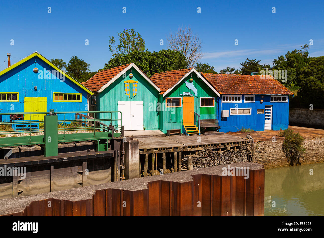 Cabine colorate ostricoltori harbour Le Chateau d'Oleron Island d'Oléron Poitou - Charentes Charente Maritime Francia Europa Foto Stock