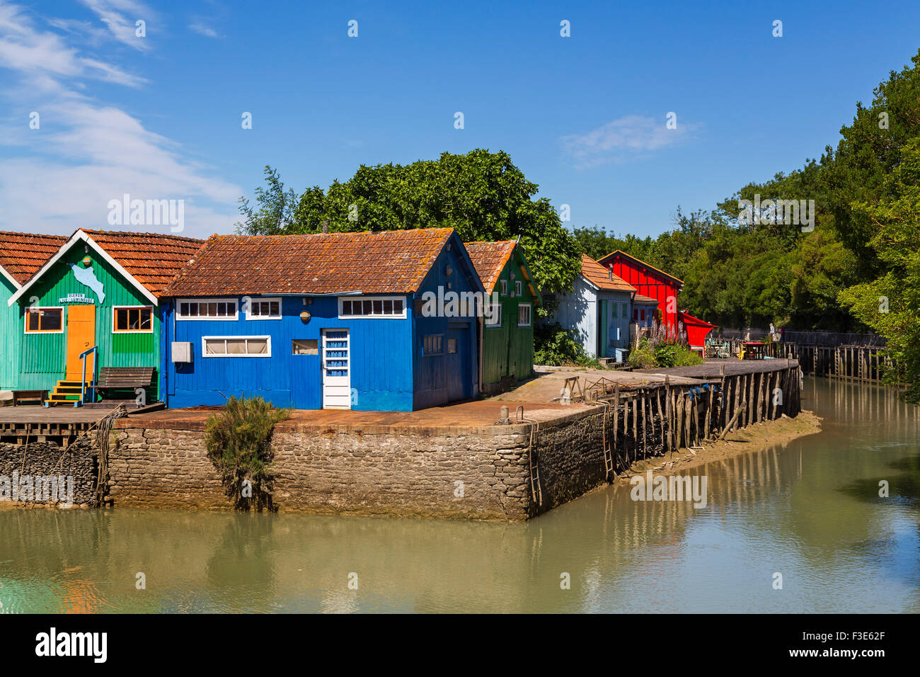 Cabine colorate ostricoltori harbour Le Chateau d'Oleron Island d'Oléron Poitou - Charentes Charente Maritime Francia Europa Foto Stock