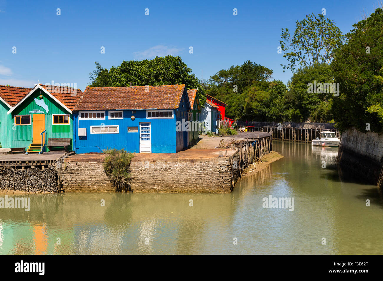 Cabine colorate ostricoltori harbour Le Chateau d'Oleron Island d'Oléron Poitou - Charentes Charente Maritime Francia Europa Foto Stock