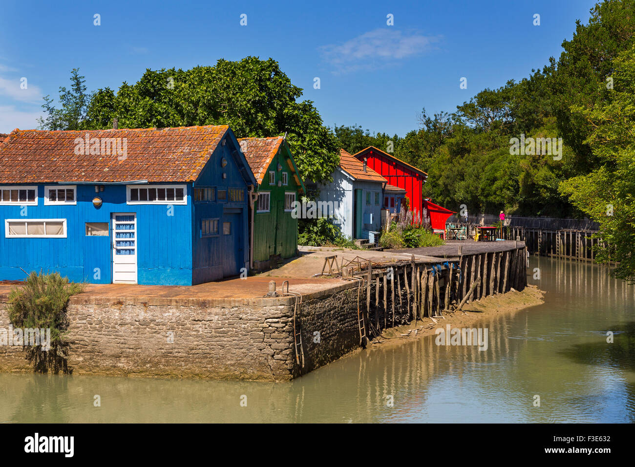 Cabine colorate ostricoltori harbour Le Chateau d'Oleron Island d'Oléron Poitou - Charentes Charente Maritime Francia Europa Foto Stock