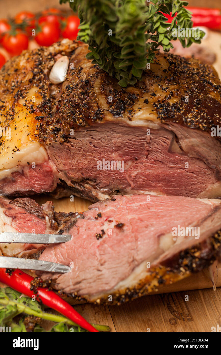 Mezzo raro Cucinato arrosto di manzo con verdure e spezie Foto Stock