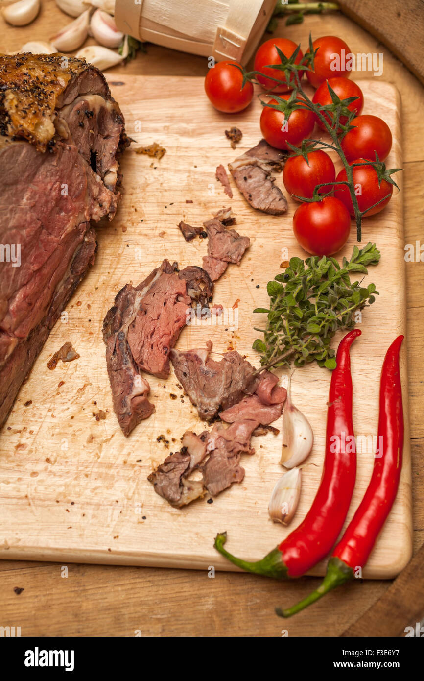 Mezzo raro Cucinato arrosto di manzo con verdure e spezie Foto Stock