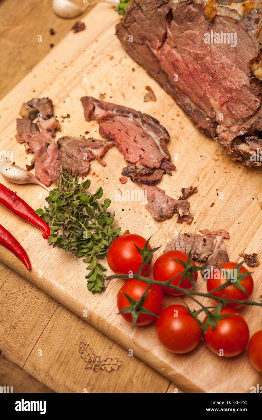 Mezzo raro Cucinato arrosto di manzo con verdure e spezie Foto Stock