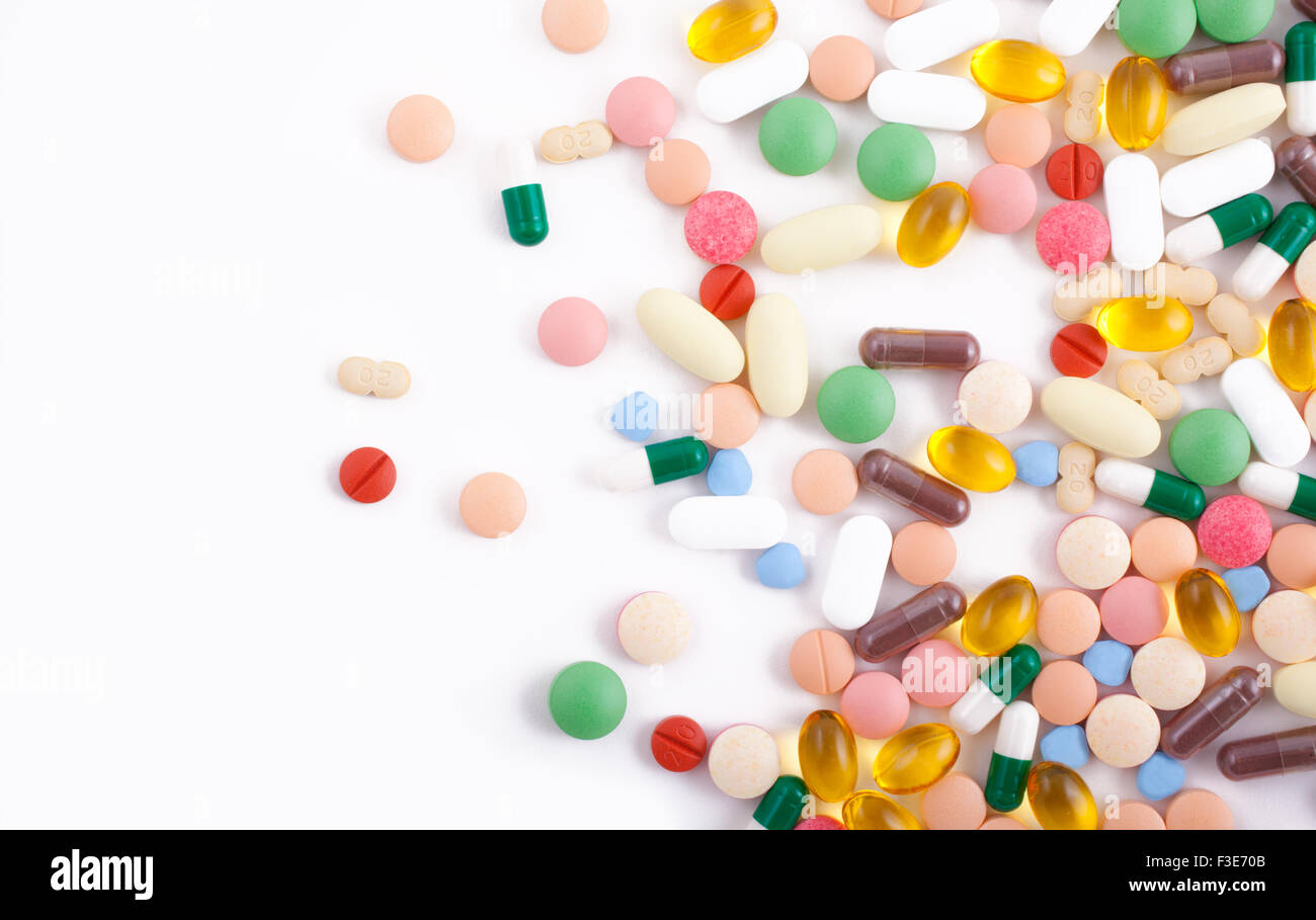 Un assortimento di pillole, compresse e capsule su sfondo bianco Foto Stock