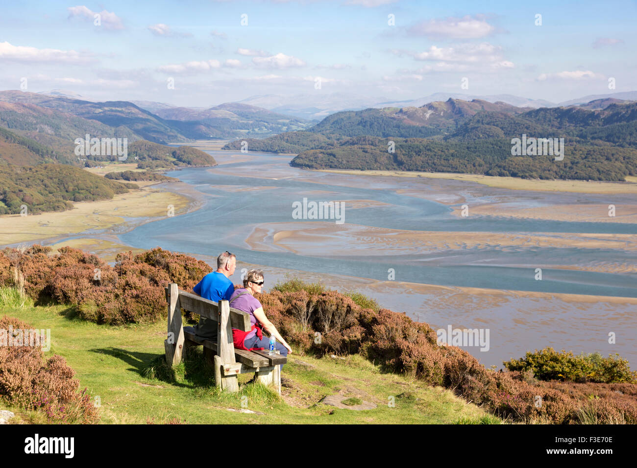 Una coppia di mezza età godere la vista del Mawddach Estuary dal Panorama a piedi vicino a Caernarfon, Gwynedd, Galles del Nord, Regno Unito Foto Stock
