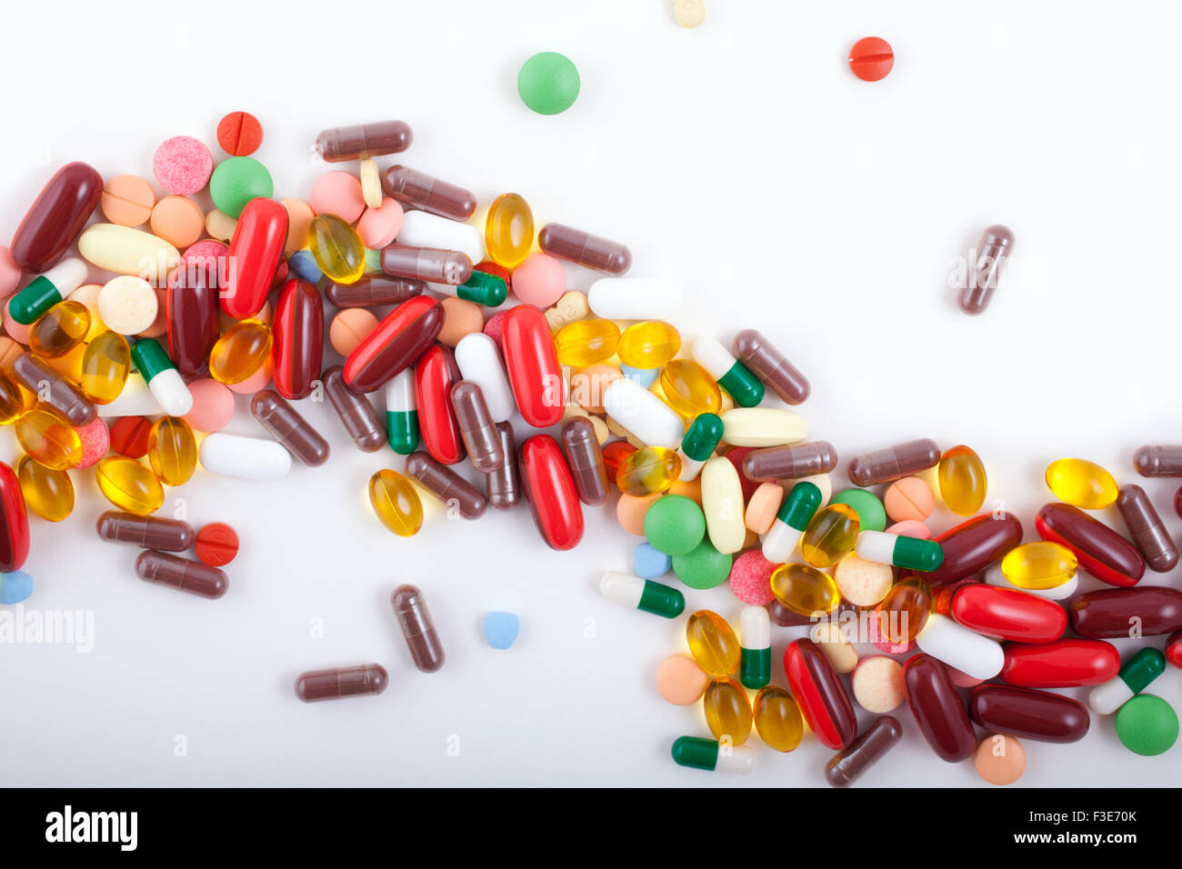 Un assortimento di pillole, compresse e capsule su sfondo bianco Foto Stock