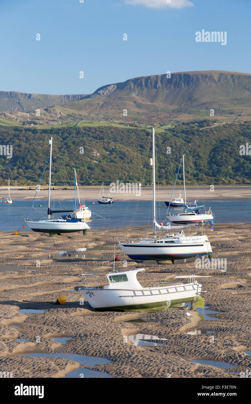Barche ormeggiate sul Mawddach Estuary vicino a Caernarfon, Gwynedd, Galles del Nord, Regno Unito Foto Stock