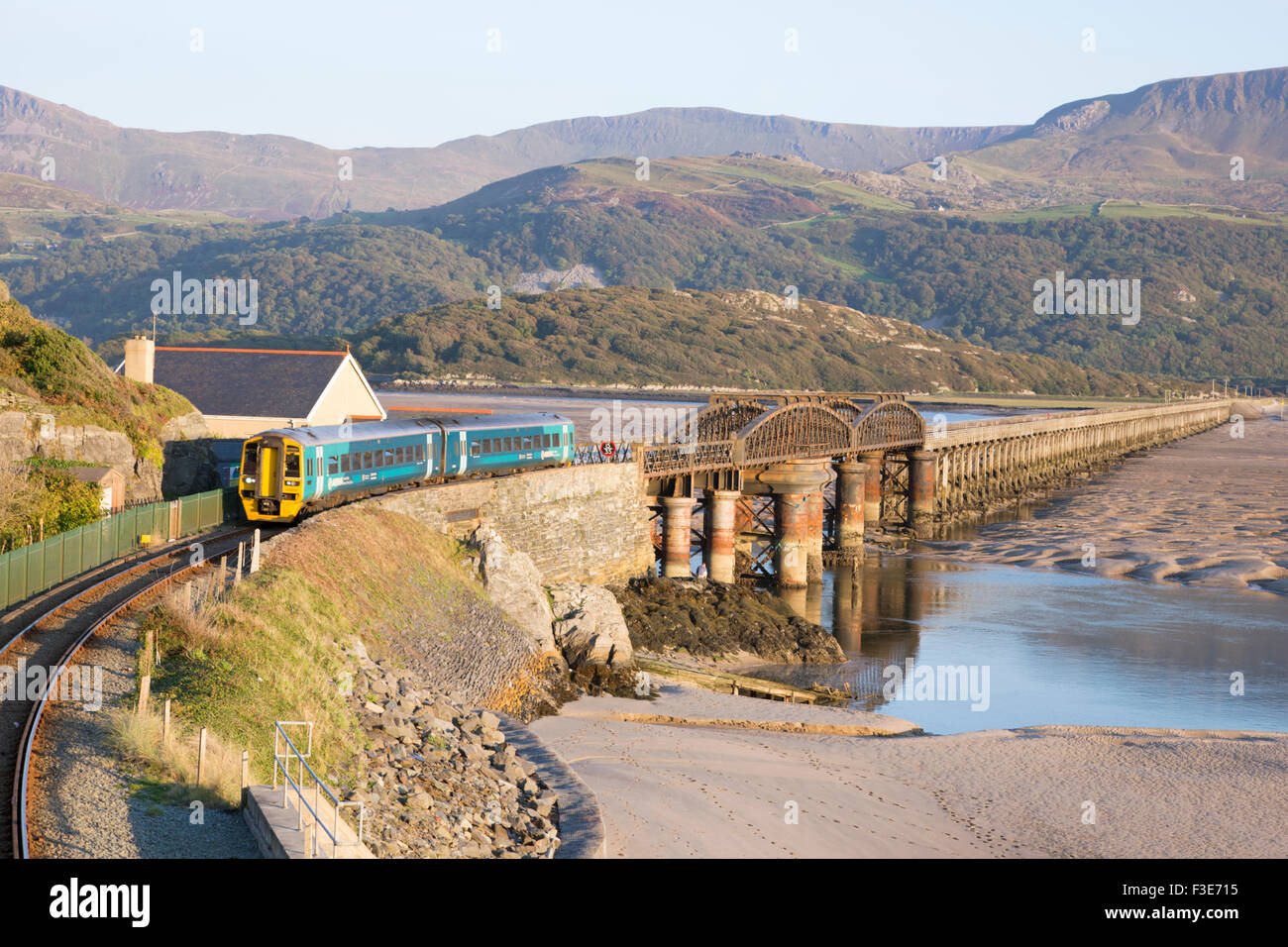 Blaenau Ffestiniog railway vaduct attraversando il fiume Mawddach estuary vicino a Caernarfon, Gwynedd, Galles del Nord, Regno Unito Foto Stock