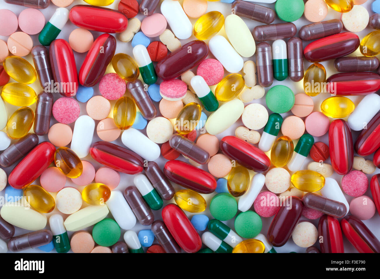 Un assortimento di pillole, compresse e capsule su sfondo bianco Foto Stock