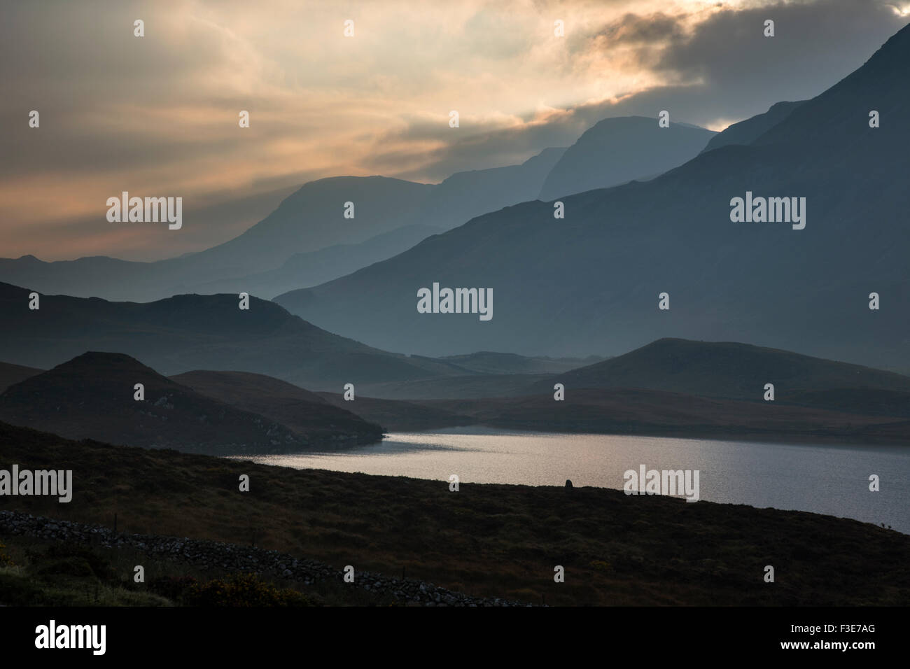 Alba sul Cregennan laghi e le lontane Cader Idris mountain, Gwynedd, Snowdonia National Park, North Wales, Regno Unito Foto Stock