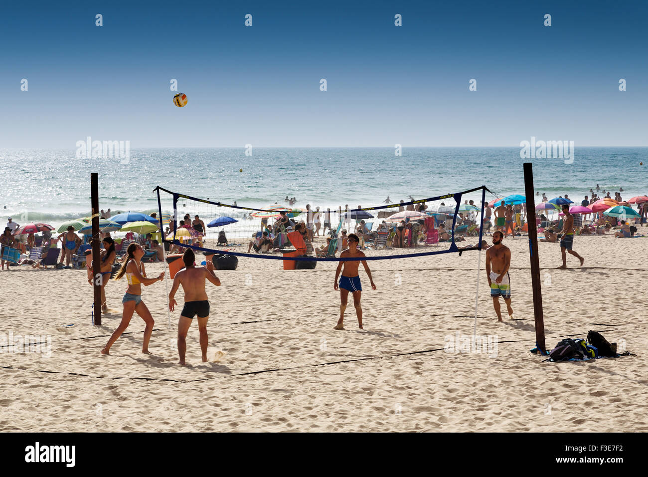 La spiaggia di Victoria giocando a pallavolo Cadice Andalusia Spagna Foto Stock