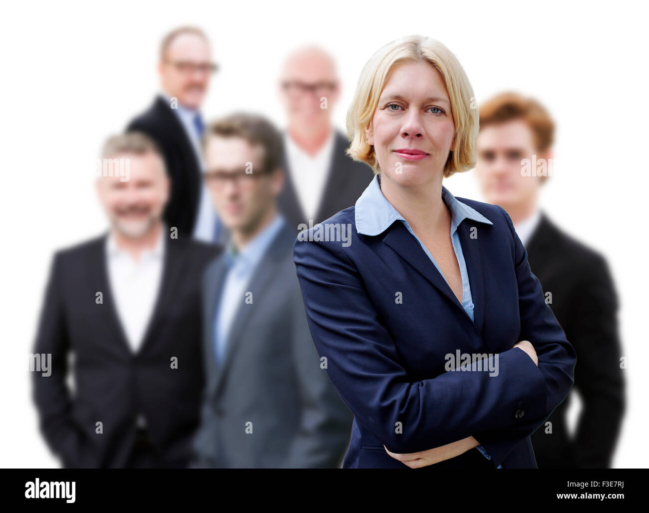 La bionda imprenditrice in piedi di fronte ad un gruppo di uomini di affari Foto Stock
