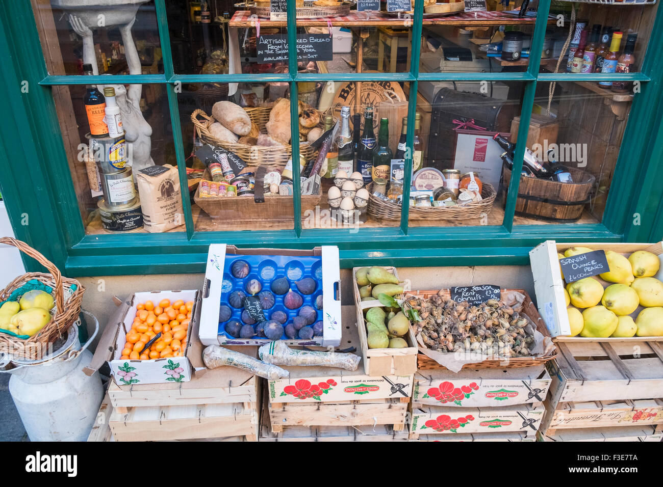 Il cibo fresco e fine wine shop window display, York, North Yorkshire, Inghilterra, Regno Unito Foto Stock